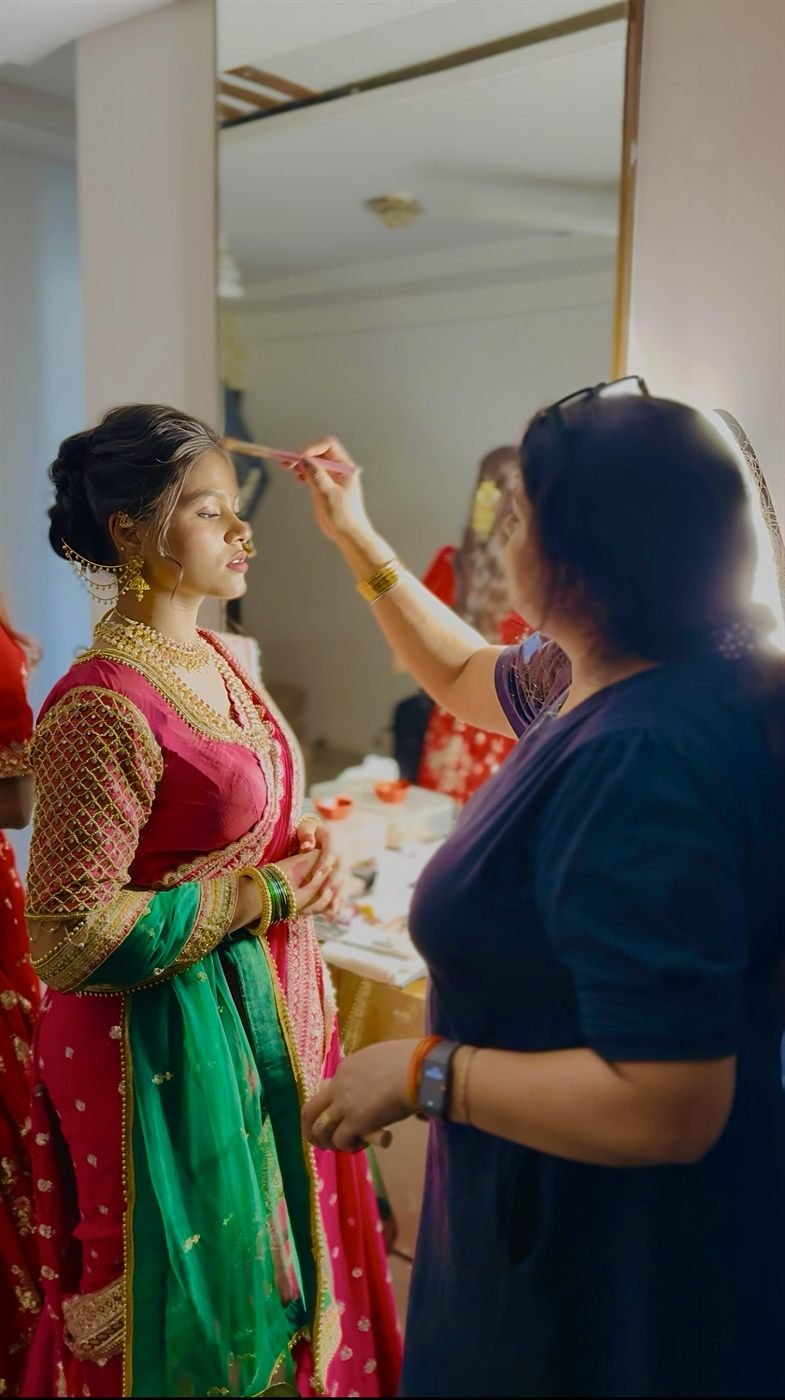 Ajita Maheswari styling a bride at her Navi Mumbai studio — Maheshwari Makeovers