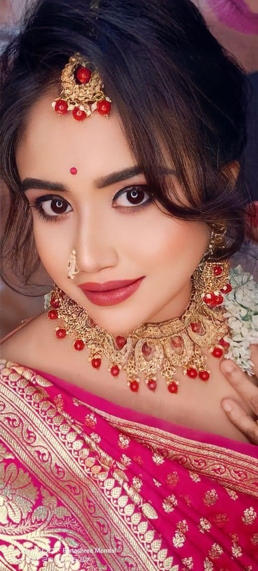 Reception glam close-up, soft rose look — Vashi